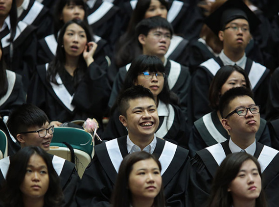 The first group of mainland students attend their graduation ceremony at the Tamkang University in Taiwan. (Photo/Xinhua)