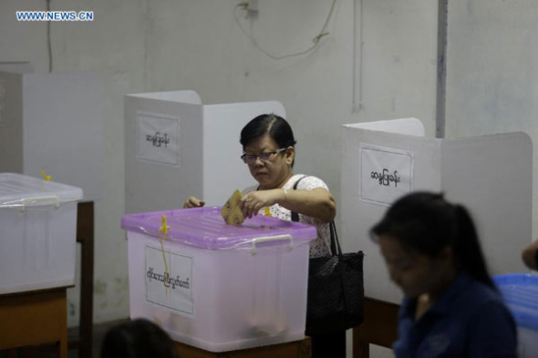 A woman casts her ballot during the general election in Yangon, Myanmar, on Nov 8, 2015. Myanmar's multi-party general election began across the country Sunday morning at 6 am local time with 33.5 million eligible voters starting to go to polls and cast votes at respective polling stations. (Photo/Xinhua)