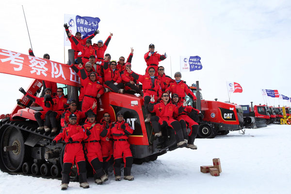 A Chinese expedition team prepares to depart from the Zhongshan Research Station for the Kunlun Research Station, China's closest station to the South Pole in Antarctica, on Dec 16, 2012. (Photo/Xinhua)