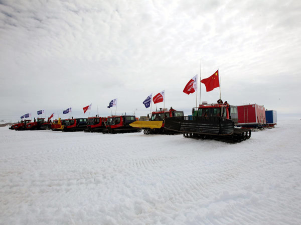 A Chinese expedition team prepares to depart from the Zhongshan Research Station for the Kunlun Research Station, China's closest station to the South Pole in Antarctica, on Dec 16, 2012. (Photo/Xinhua)
