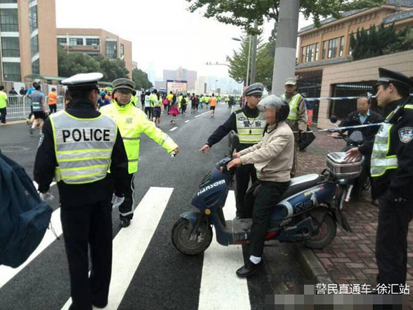 The man was stopped by the police. (Photo/Weibo.com)
