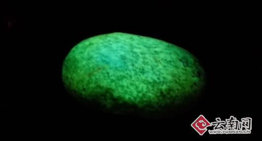 The meteorolite gives out green light.