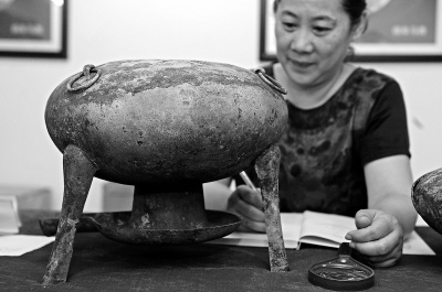 A bronze pot containing chestnuts was unearthed in a 2,000-year-old tomb. (Photo/Xinhua)