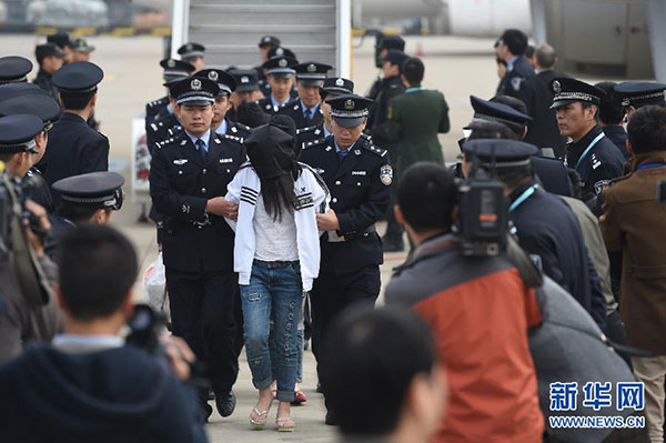 Suspects involved in telecom swindle cases are escorted off an aircraft by the police at Hangzhou Xiaoshan International Airport in Hangzhou, capital of east China's Zhejiang Province, Nov 10, 2015.(Photo/Xinhua)