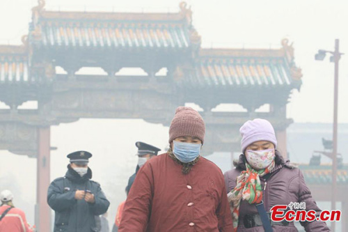 Photo taken on Nov. 8, 2015 shows smog-shrouded downtown Shenyang, northeast China's Liaoning Province. Serious air pollution shrouded 14 cities in Northeast China's Liaoning Province on Sunday, with provincial capital Shenyang witnessing a peak reading of the concentration of PM2.5 - airborne particles measuring less than 2.5 microns in diameter - of 1,017 micrograms per cubic meter. (Photo/CFP)