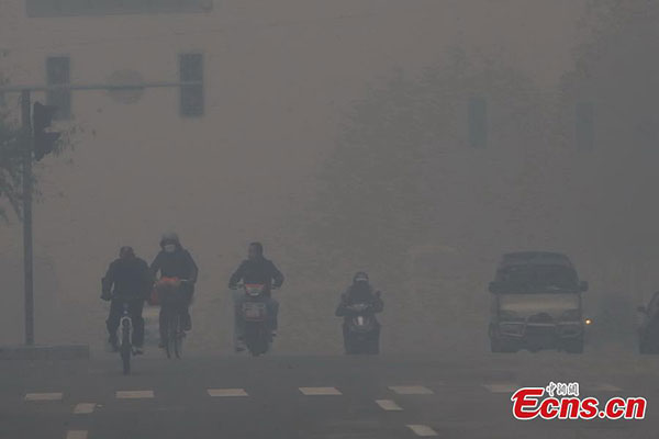 Photo taken on Nov. 8, 2015 shows smog-shrouded downtown Shenyang, northeast China's Liaoning Province. Serious air pollution shrouded 14 cities in Northeast China's Liaoning Province on Sunday, with provincial capital Shenyang witnessing a peak reading of the concentration of PM2.5 - airborne particles measuring less than 2.5 microns in diameter - of 1,017 micrograms per cubic meter. (Photo: China News Service/Zhang Yao)