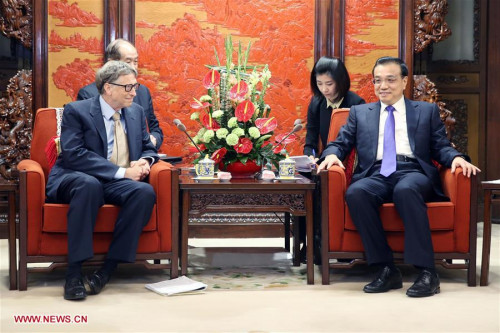 Chinese Premier Li Keqiang (R) meets with Bill Gates, Microsoft Co-Founder and Co-Chair of the Bill and Melinda Gates Foundation, in Beijing, capital of China, Nov. 12, 2015. (Photo: Xinhua/Yao Dawei)