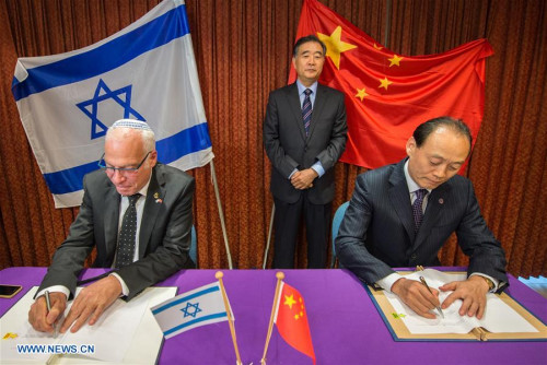 Israeli and Chinese governmental representatives sign an action plan for enhancing bilateral agriculture cooperation in the presence of Chinese Vice Premier Wang Yang (back) in Jerusalem, Nov. 12, 2015. (Photo: Xinhua/Li Rui)