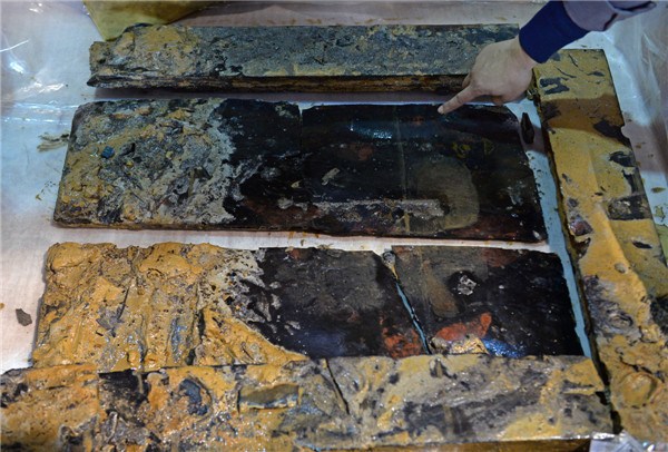 A lacquer screen was unearthed from the tomb of Haihunhou in Nanchang, Jiangxi province, on Saturday. (Photo by Wang Xiang/Xinhua)