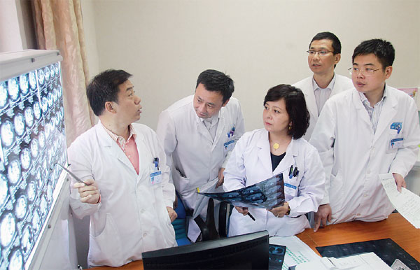 Jiang Liming (first left), Yihebali Chi (center), Zhao Hong (first right) and colleagues at the Cancer Hospital of the Chinese Academy of Medical Sciences hold a Multiple Disciplinary Treatment session on neuroendocrine tumors. Zou Hong / China Daily