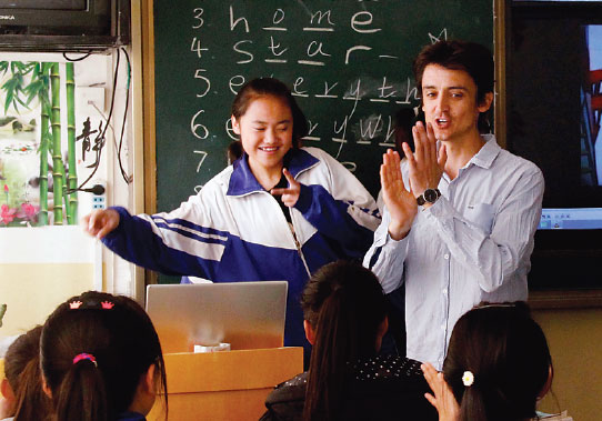 Michale Forde, a teacher from New Zealand, instructs students at a class at Bailie Vocational School in Shandan, Gansu province, in October. Zhai Jizong / For China Daily