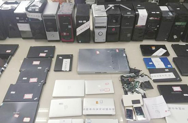 Phones and other articles used in online gambling. (Photo by Zhao Jingyi/ China Police Daily)