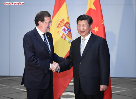 Chinese President Xi Jinping (R) meets with Spain's Prime Minister Mariano Rajoy in Antalya, Turkey, Nov. 16, 2015. (Xinhua/Zhang Duo)  