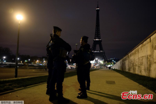 The Eiffel Tower is seen after turned off its lights in respect for the victims of France terror attacks, on November 14, 2015. The Eiffel Tower has been closed indefinitely following the wave of deadly attacks in Paris. (Photo/Agencies)