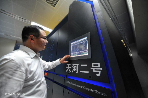 Photo taken on June 16, 2013 shows the supercomputer Tianhe-2 developed by China's National University of Defense Technology. (Photo/Xinhua)