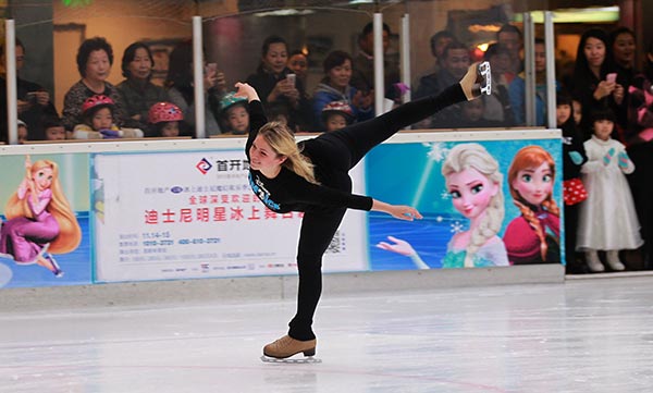 A performer skates. (Photo provided to China Daily)