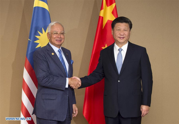 Chinese President Xi Jinping (R) meets with Malaysian Prime Minister Najib Razak in Manila, the Philippines, Nov. 17, 2015. (Xinhua/Xie Huanchi) 