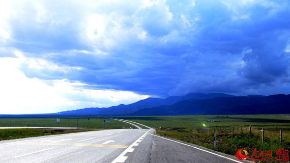 Photo shows the picturesque Tibetan Plateau region in southwest China. (Photo/chinapic.people.com.cn)
