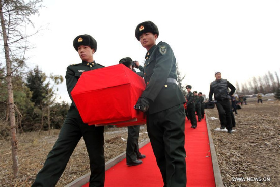 Chinese soldiers carry the remains of the Russian soldiers in a martyrs' park in Mudanjiang city, northeast China's Heilongjiang Province, Nov. 17, 2015. The remains of seven Russian soldiers who fell in Heilongjiang Province while helping defend China against Japanese invaders in 1945 were buried in the martyrs' park in Mudanjiang City on Tuesday. (Photo: Xinhua/Ma Zhiyao)