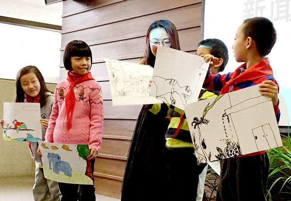 Second from left: Jiang Yake shows her painting at the launch ceremony of the national youth painting contest, held at the China Central Academy of Fine Arts in Beijing on Tuesday.(Photo provided to China Daily)