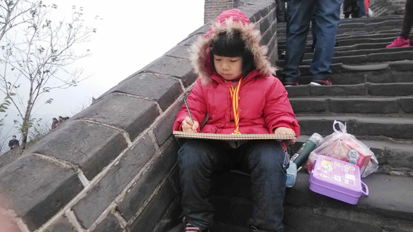 Jiang Yake paints at the Great Wall in Beijing. (Photo provided to China Daily)