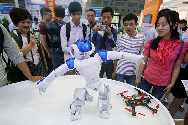 A dancing robot attracts visitors at the China Hi-Tech Fair. (Photo/China Daily)