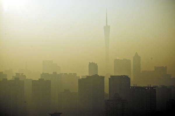 High-rise buildings are partly visible in heavy smog in Guangzhou city, South China's Guangdong province, Jan 31, 2014. (Photo/Yangzi Evening News)