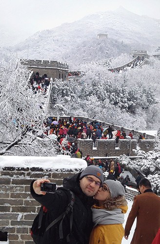 Tourists take a selfie in the snow on the Great Wall in Beijing on Friday.(Liu Ping/Chen Lijie/China Daily)