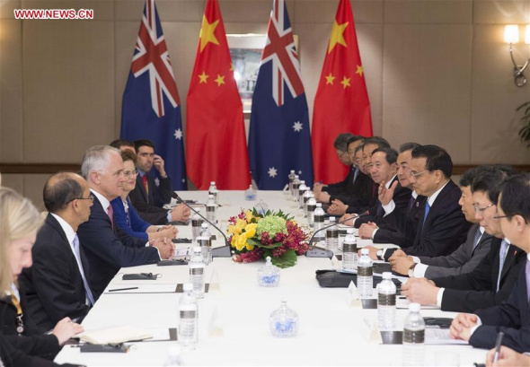 Chinese Premier Li Keqiang (4th R) meets with Australian Prime Minister Malcolm Turnbull (3rd L) on the sidelines of a series of regional summits in Kuala Lumpur, Malaysia, Nov. 21, 2015. (Photo: Xinhua/Huang Jingwen)