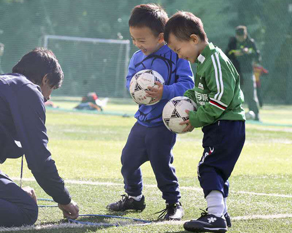 A group of children pose for the camera during a training session organized by Sport8 in Beijing. (Photo provided to China Daily)