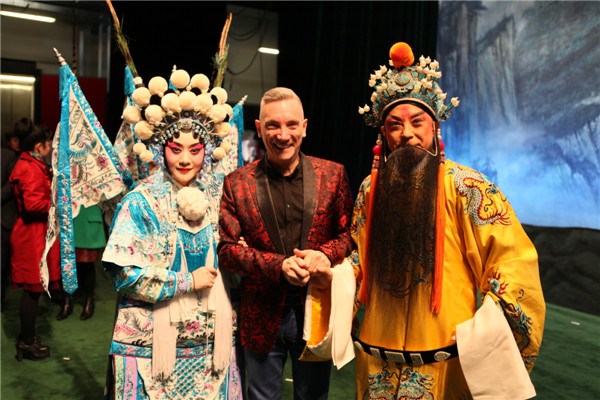 Liverpool City Councilor Gary Millar (center) takes a photo with leading performers Li Shengsu (left) and Yu Kuizhi of The Warrior Women of Yang in Liverpool on Nov 13. (Photo provided to China Daily)