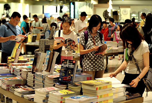 People browsing at one of Eslite's stores in Taipei. The Taiwan bookstore chain will open its first mainland branch in Suzhou, Jiangsu province, at the end of this month. TAO MING/XINHUA