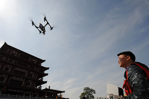 A man flies a drone for aerial photography in Bozhou, Anhui province. (Photo/China Daily)