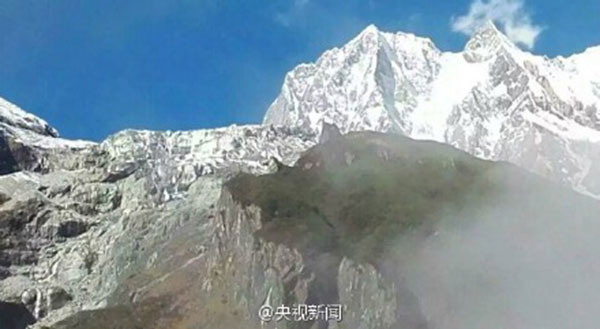 A wolf image on a snow mountain was first detected by a tourist in Hailuogou National Forest Park, Southwest China's Sichuan province. (Photo from Sina Weibo)