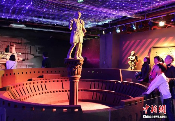 The sculpture of the Colosseum made of chocolate attracts visitors. (Photo/chinanews.com)