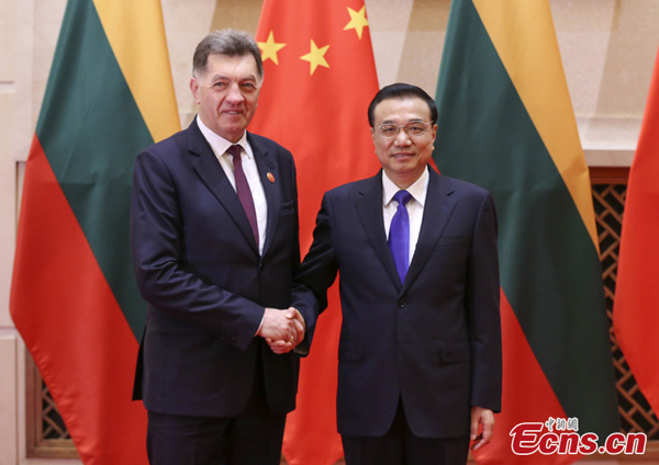 Chinese Premier Li Keqiang (R) meets with Lithuanian Prime Minister Algirdas Butkevicius in east China's Suzhou City, Nov. 25, 2015. (Photo/China News Service)