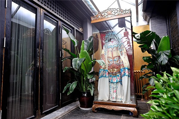 A costume once worn by Peking Opera legend Mei Lanfang is displayed in Mei Mansion in Beijing, Nov 19, 2015. Mei was famous for his cross-dressing female roles. Photo provided to chinadaily.com.cn