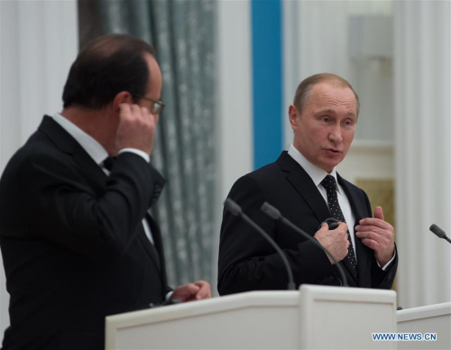 Russian President Vladimir Putin (R) and his French counterpart Francois Hollande hold a joint press conference after their meeting in Kremlin, Moscow, Russia, on Nov. 26, 2015. (Photo: Xinhua/Dai Tianfang)