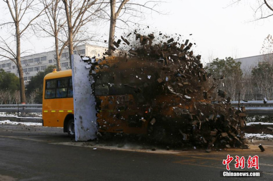A school bus runs into a wall during a quality test in Zhengzhou, Central China's Henan province on Friday. (Photo/IC)