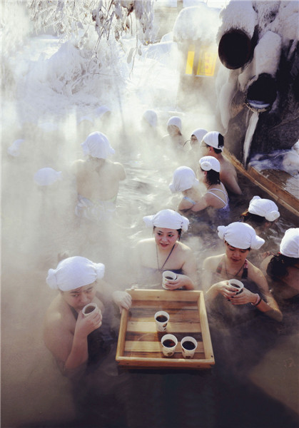 Visitors take a hot spring bath in Daqing. (Photo provided to China Daily)