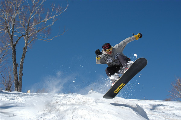 Snowboarding in Yabuli, the largest ski resort in China. (Photo provided to China Daily)