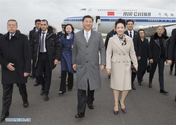 Chinese President Xi Jinping, accompanied by his wife Peng Liyuan, arrives in Paris, capital of France, to attend the opening ceremony of an international conference on climate change, Nov. 29, 2015. (Xinhua/Huang Jingwen) 