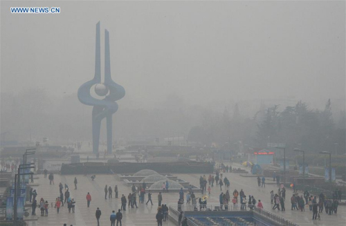 Photo taken on Nov. 29, 2015 shows the Quancheng Square shrouded by smog in Jinan, capital city of east China's Shandong Province. Dense smog cloaked Jinan on Sunday. (Photo: Xinhua/Feng Jie)