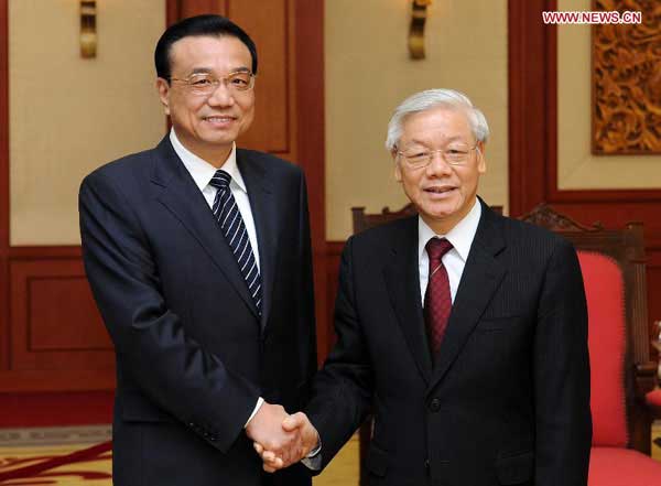 Premier Li Keqiang shakes hands with General Secretary of the Communist Party of Vietnam Nguyen Phu Trong in Hanoi, Oct 14, 2013. (Photo/Xinhua)