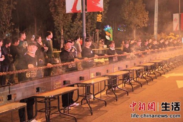 Chefs barbecue the meat on a grill. (Photo/Chinanews.com)