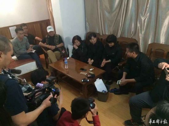 Sun Chunlong, president of Shenzhen Longyue Charity Foundation briefs the situation with media and other volunteers in Myanmar. (Photo/Huaxi Metropolis Daily)