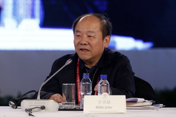 Ning Jizhe, one of the 84 who participated in drafting China's 13th Five Year Plan, speaks at the International Finance Forum in Beijing, Nov. 7, 2015 (Photo: China News Service/Liu Guanguan)