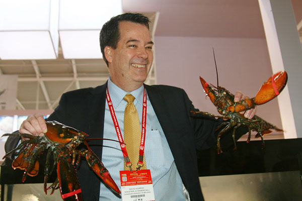 Dave Murphy, minister (commercial) of Canada's embassy in China, introduces Canadian lobster at the 20th China Fisheries and Seafood Expo, which was held from Nov 4 to 6 in Qingdao, East China's Shandong province. (Photo by Hu Qing/chinadaily.com.cn)