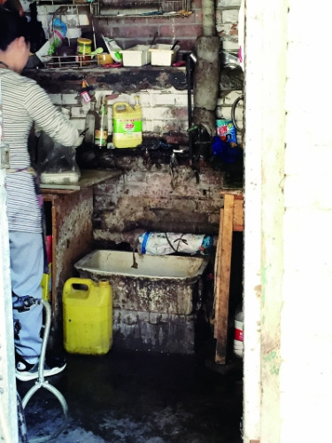 The kitchen of the dumpling house is greasy. (Photo/The Mirror)