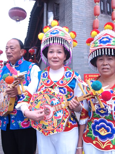 People of the Yi ethnic group perform for tourists in Chuxiong, Yunnan, Nov 11, 2015. (Photo provided to chinadaily.com.cn)